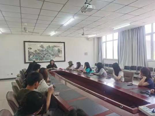 拍摄一张党旗合照,留下青春故事