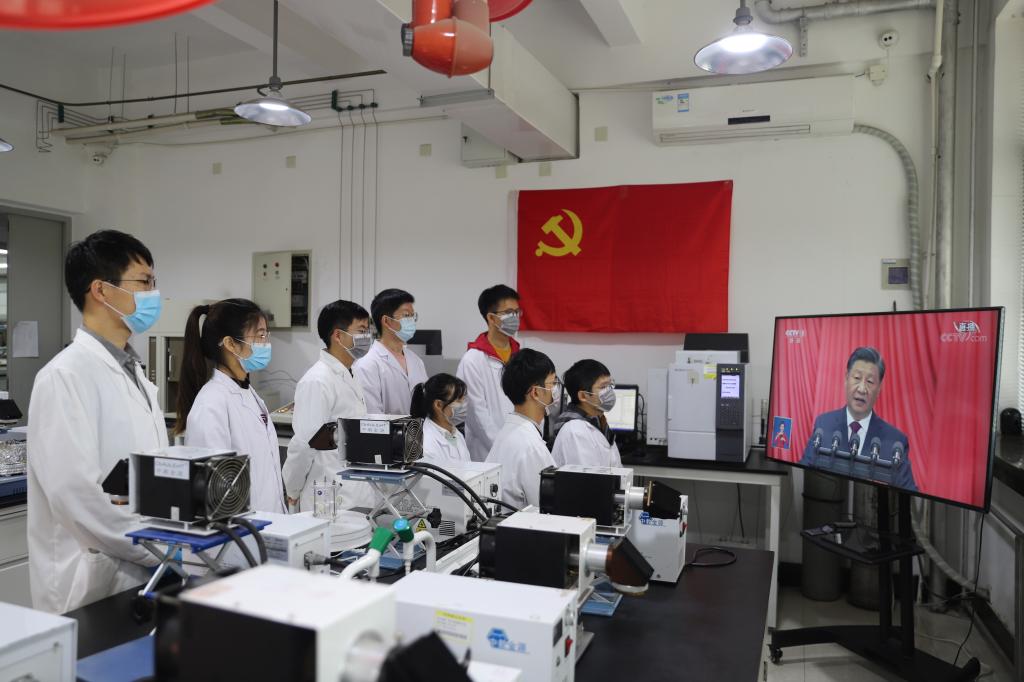 在观看直播现场