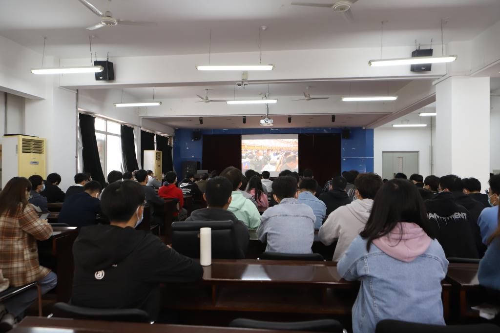 在图书馆报告厅